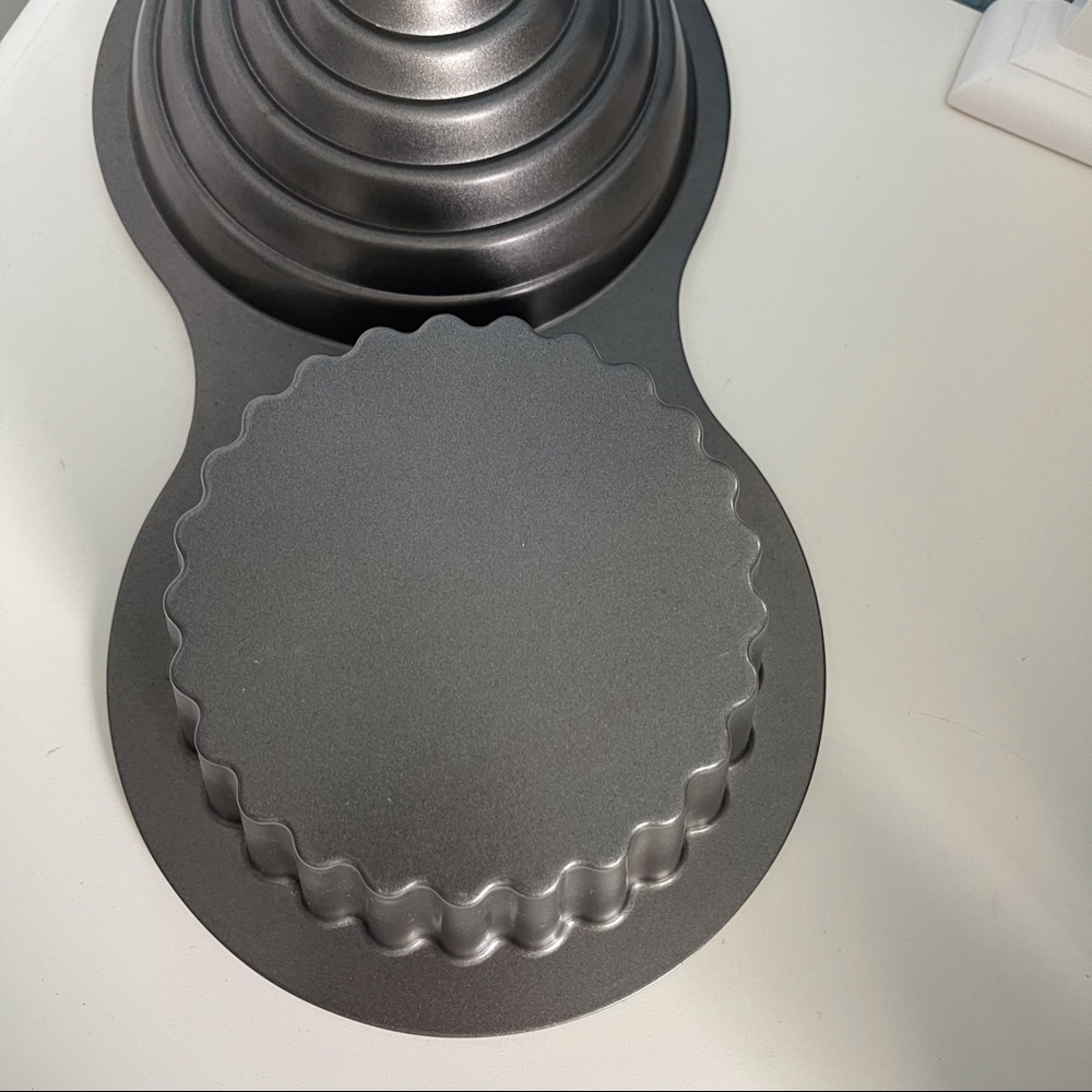 Wilton Giant Cupcake Cake Pan - Picture 5 of 11